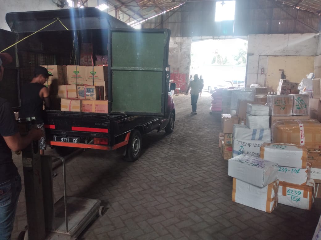 ekspedisi surabaya berau - Aktivitas bongkar muat cargo rute Surabaya - Balikpapan